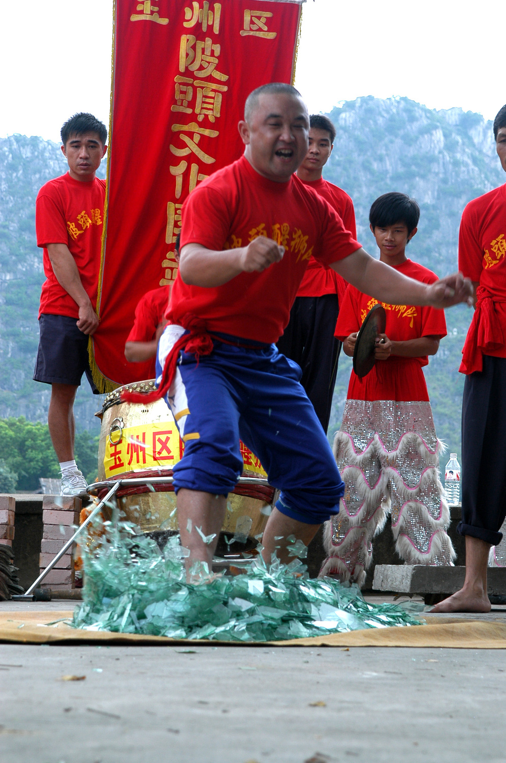 它源自清代的武术气功(硬气功),是通过长期吸气,聚气,炼气,崩气,并配